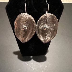 HAND MADE PIERCED EARRINGS. SILVER MATERIAL W/BEAD